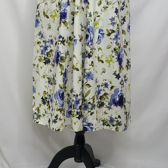 Women's Dress - Picture 3 of 4